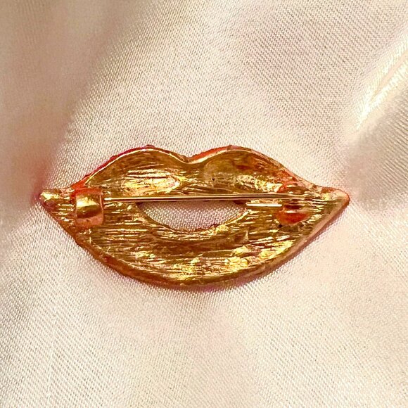 🧷Red Lips Brooch/Pin - Gold Tone Alloy and Red Crystals - Gorgeous! 👄 - Picture 2 of 3